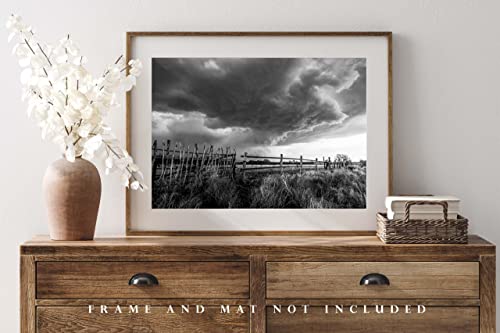 Гравюра на западната снимка (без рамка) Черно-бяло изображение буря върху Старата дървена ограда в Оклахома Буря Стенно Изкуство
