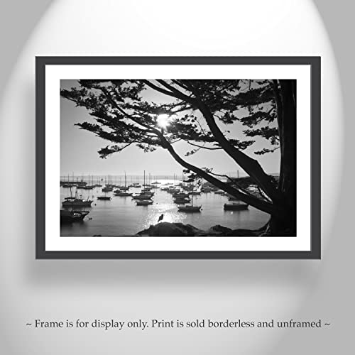 Художествена фотография на залива Монтерей с Яхтено пристанище в черно-бял цвят