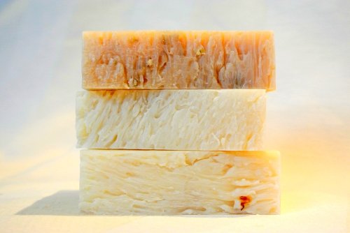 Подаръчен комплект от естествен сапун ръчна изработка - Супер Масло от Шеа, Алое Невен, Овесени ядки, без мирис с козе мляко - Произведено